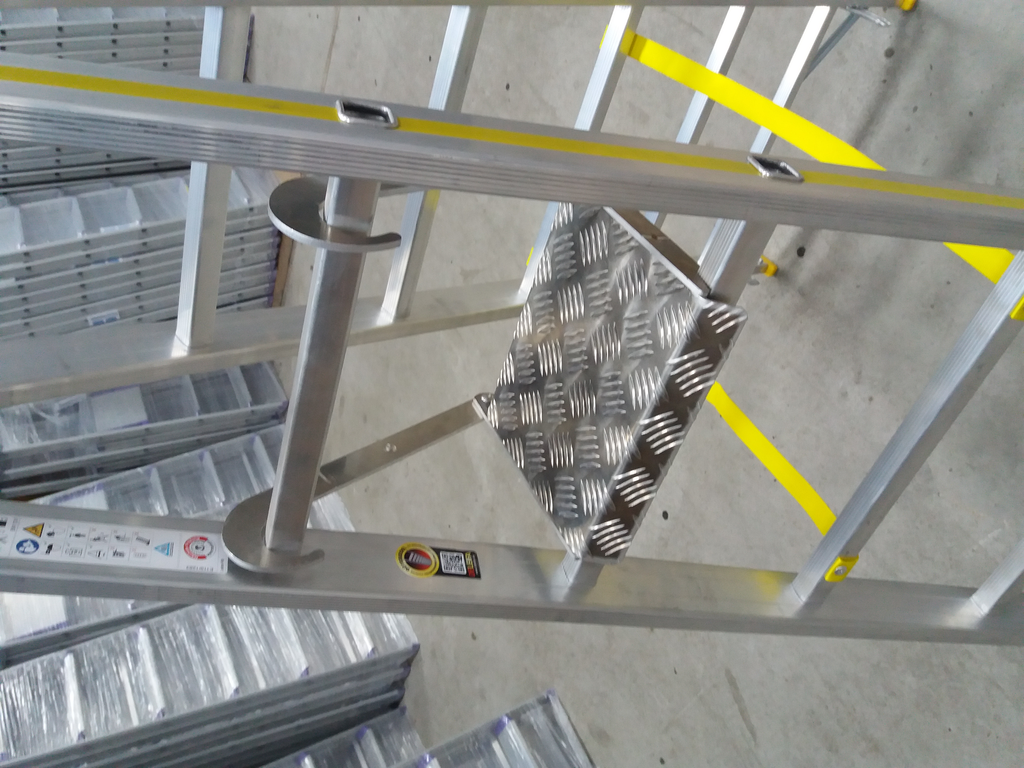 Einhängbare Arbeits- und Ablageplattform aus Aluminium Einhängbare Arbeits- und Ablageplattform aus Aluminium