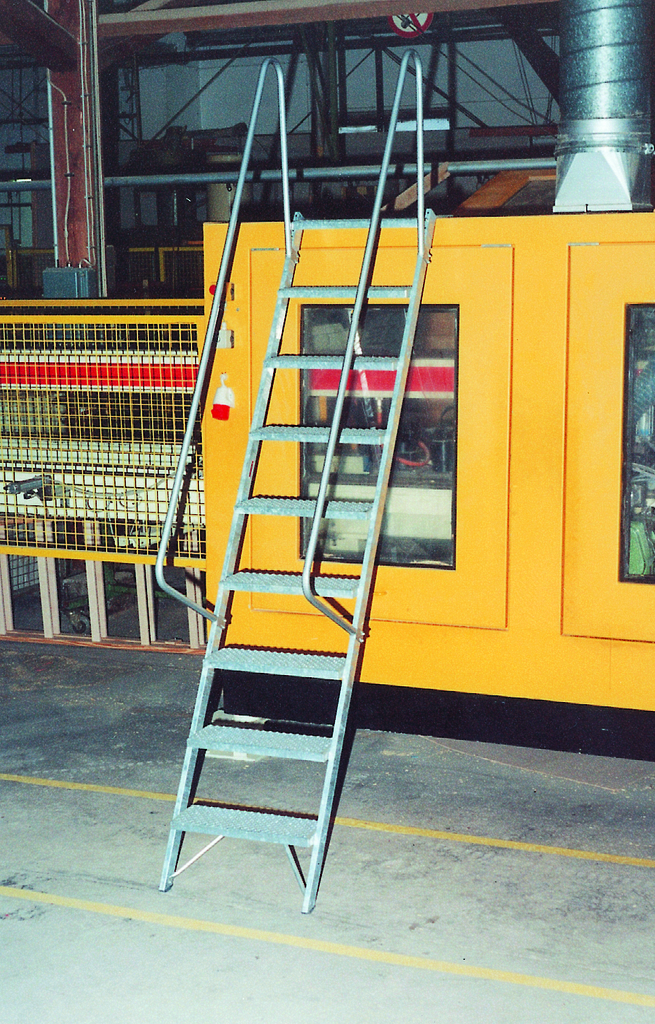 Industrieaustiege Stahl feuerverzinkt Industrieaustiege Stahl feuerverzinkt